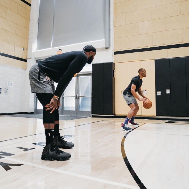 球员倒地后仍把球传出去，太拼（倒地仍把球传出，拼到极致）