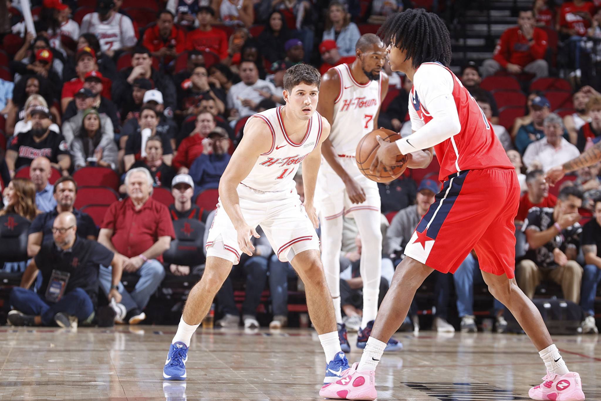 滑手扮关公成都街头玩滑板（关公装扮滑手现身成都街头滑板）