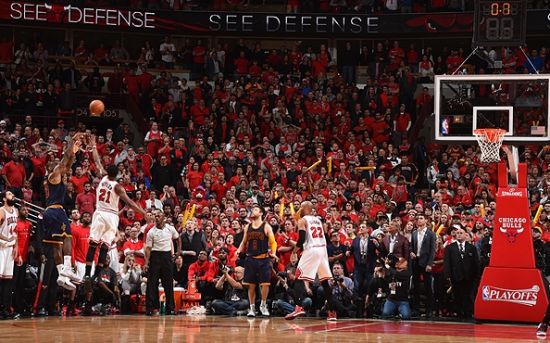 名记：字母最近向队友强调专注篮球的重要性，别被外界声音干扰（名记：字母哥近日提醒队友把心思放在篮球上，勿被外界杂音分心）