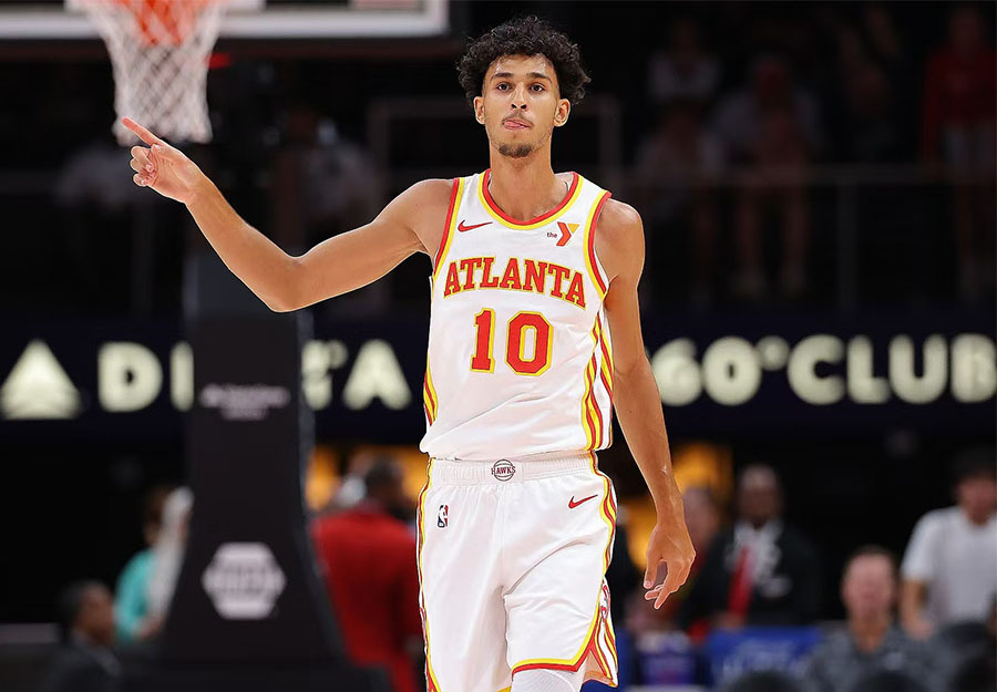 前锋远射破门，全场欢呼（前锋远射得手，现场沸腾）