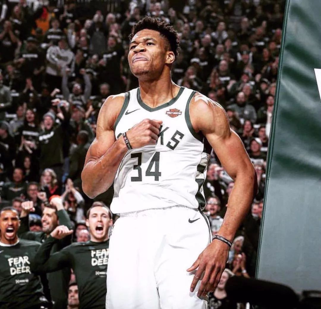 这位前锋的跑动太勤快了（这名前锋的跑动十分积极）