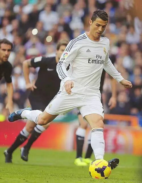 状态不佳！詹姆斯半场9投2中仅得4分，湖人领先9分