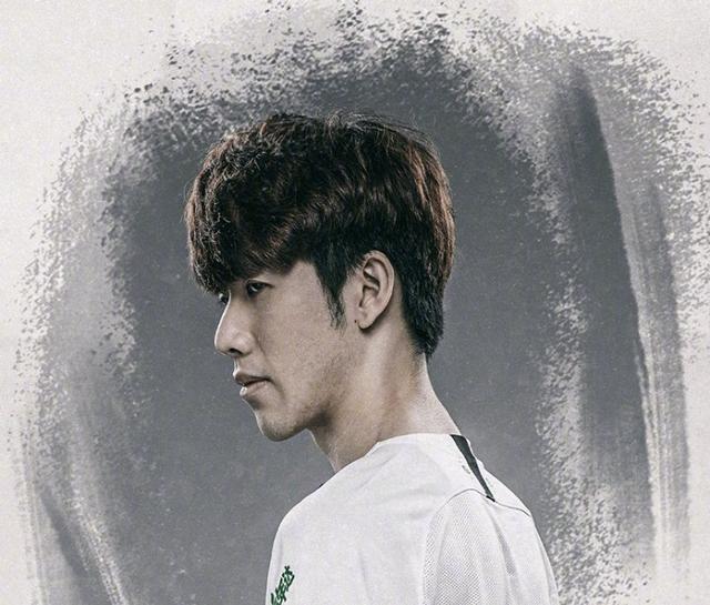 群中显得格 群中显得格